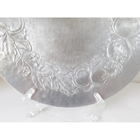 1940s Hand-Forged Everlast Aluminum Hammered Round Vintage Tray With Handles - Picture 7 of 10